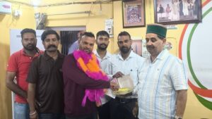 Kangra: 1295 वोटों की ऐतिहासिक जीत के बाद विधायक केवल सिंह पठानिया से मिले विवेक कुमार, समर्थकों संग पहुंचा विजय जुलूस