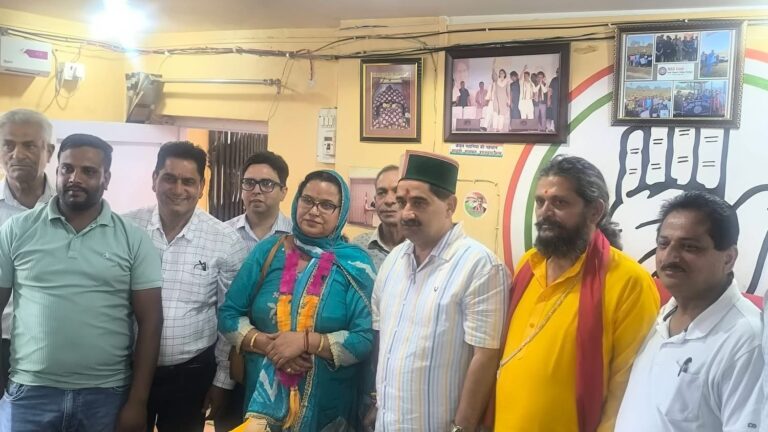 Kangra: जीत के बाद विधायक Kewal Singh Pathania से मिलीं झरेड़ पंचायत की नवनिर्वाचित प्रधान अंजना देवी शर्मा, मिला आशीर्वाद
