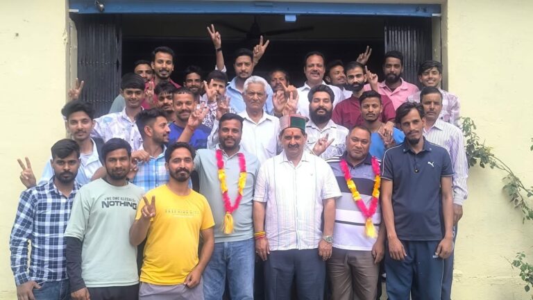 Kangra: जीत के बाद प्रेई पंचायत के नवनिर्वाचित प्रतिनिधि पहुंचे विधायक Kewal Singh Pathania के पास, मिला आशीर्वाद और विकास का भरोसा