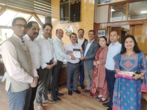 HPU में लॉन्च हुई चुनावी राजनीति पर खास किताब, प्रो. रोशन लाल ज़िंटा की 36वीं पुस्तक ने बटोरी सुर्खियां