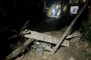 पत्नी की चुनावी हार से बौखलाया पति, रातोंरात बंद कर दिया पूरे गांव का रास्ता; लोगों को हुई भारी परेशानी