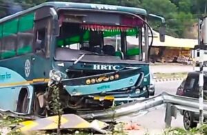 Kullu: बड़ा हादसा टला! भुंतर में डिवाइडर से टकराई HRTC बस, बस में नहीं था एक भी यात्री