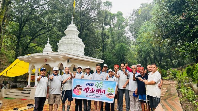 Kangra: रोटरी क्लब शाहपुर और केसरी सोसायटी थम्बा की अनोखी पहल! “एक पेड़ मां के नाम” अभियान में लगाए 200 पौधे, दिया पर्यावरण संरक्षण का बड़ा संदेश