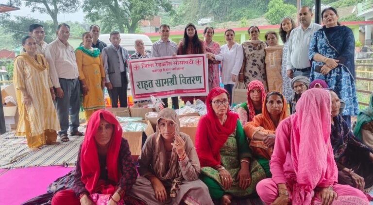 Kangra: शाहपुर के आपदा प्रभावित परिवारों तक पहुंचीं ज्योति बैरवा, 28 परिवारों को बांटी राहत सामग्री, हरसंभव मदद का दिया भरोसा