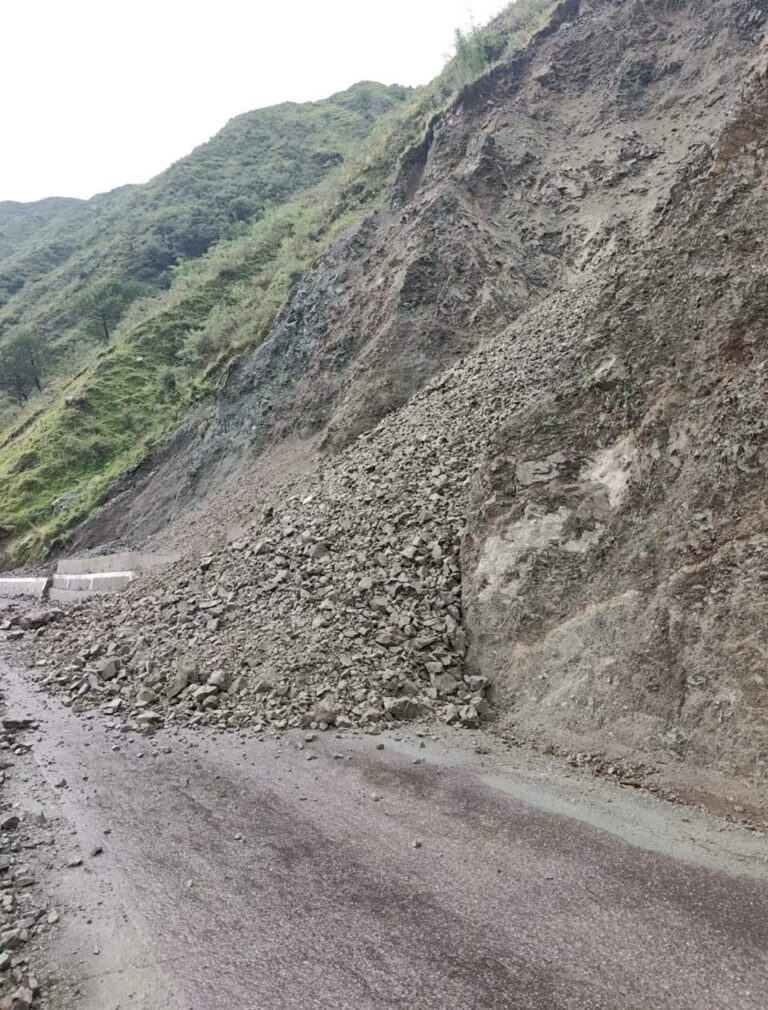 Kangra: लाहड़ी में भूस्खलन से बंद हुआ रिड़कमार–सल्ली मार्ग, वाहनों की आवाजाही पूरी तरह ठप