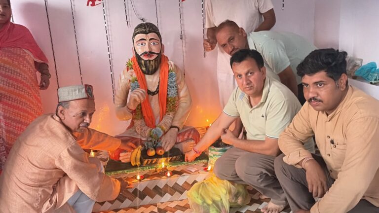 Kangra: गुरु पूर्णिमा पर शाहपुर में भव्य दीपोत्सव: गुरु रविदास मंदिर में गूंजा समरसता का संदेश, बड़ी संख्या में पहुंचे श्रद्धालु