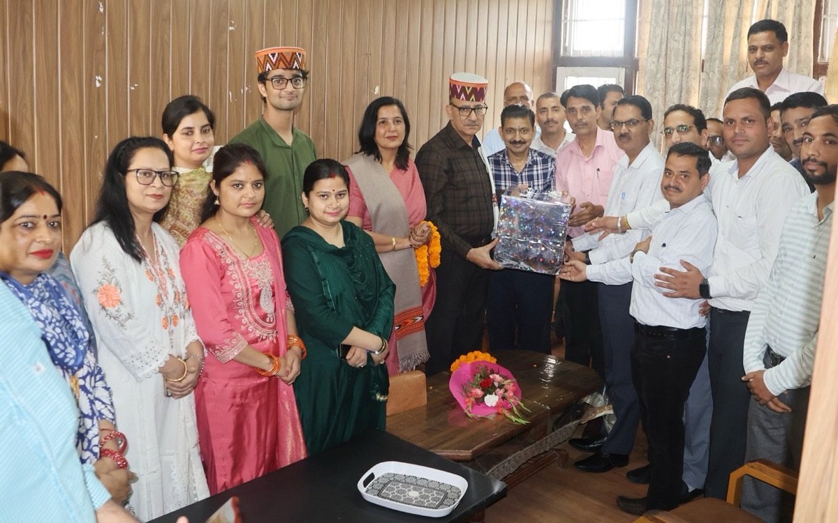 Kangra: 29 वर्षों की शानदार सेवा के बाद संयुक्त निदेशक अजय पराशर हुए सेवानिवृत्त, धर्मशाला में भावभीनी विदाई