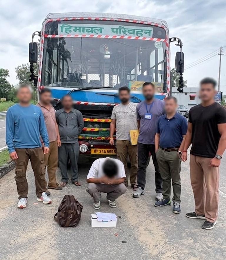 Kangra: शाहपुर विधानसभा की दुरगेला पंचायत के ठम्बां का 19 वर्षीय युवक HRTC बस में चिट्टे के साथ गिरफ्तार, नूरपुर पुलिस की बड़ी कार्रवाई