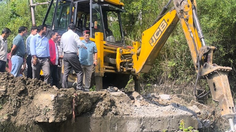 Kangra: शाहपुर में विधायक केवल सिंह पठानिया का बड़ा ऐलान, माधवनगर में एक सप्ताह के भीतर लगेगा हैंडपंप