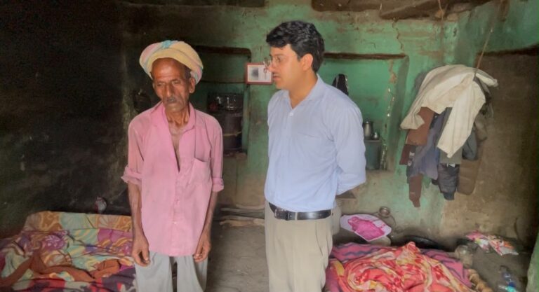 Kangra: 5 साल से सरकारी दफ्तरों के चक्कर काट रहा रोशन लाल, जर्जर घर और बिना बिजली के गुजर रही जिंदगी, समाजसेवी के डी राणा ने उठाए बड़े सवाल