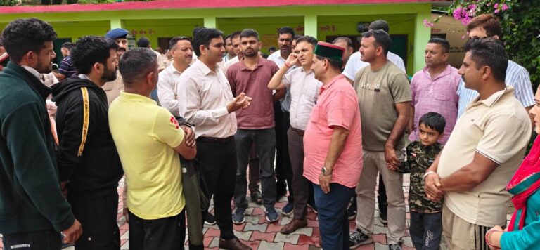 Kangra: बोह आपदा के बीच तीसरे दिन भी ग्राउंड जीरो पर पहुंचे केवल सिंह पठानिया, विद्यार्थियों के खोए प्रमाणपत्र दोबारा बनवाएगा प्रशासन