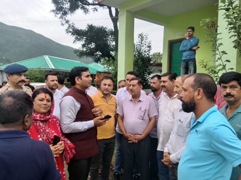 Kangra: शाहपुर के बोह में भारी बारिश से प्रभावित परिवारों के बीच पहुंचे DC हेमराज बैरवा, 160 लोगों के लिए राहत शिविर की व्यवस्था