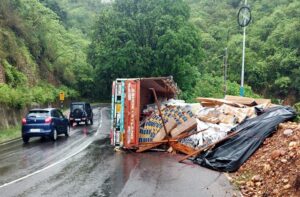 Kangra: NH-503 पर फिर बड़ा हादसा: ढलियारा के खतरनाक मोड़ पर पलटा ट्रक, बाल-बाल बची कई जिंदगियां