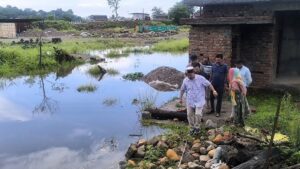 Kangra: पहली ही बारिश में खुली फोरलेन निर्माण की पोल! सिहुवा में घरों में घुसा पानी, विधायक Kewal Singh Pathania ने किया औचक निरीक्षण