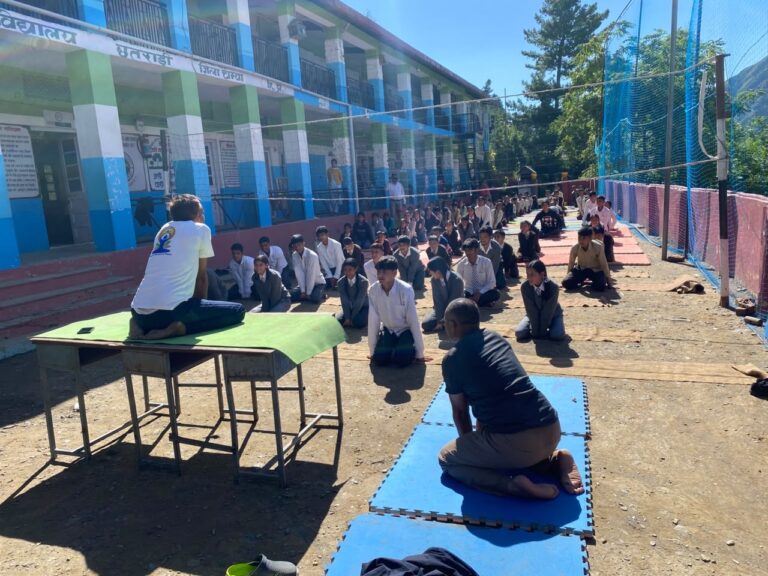 तनाव दूर करने का मंत्र सीख गए छात्र! छतराड़ी स्कूल में योग सत्र ने बच्चों को दिया स्वस्थ जीवन का संदेश
