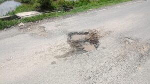 Kangra: शाहपुर की इस सड़क पर निकलना बना खतरे से खाली नहीं! सकाऊ में गहरे गड्ढों ने बढ़ाया हादसों का खतरा