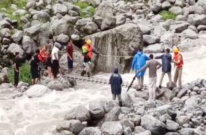 Kangra: न्यूगल खड्ड में फंसे पंजाब के 7 पर्यटक, दमकल विभाग ने बच्चों समेत सभी को सुरक्षित निकाला