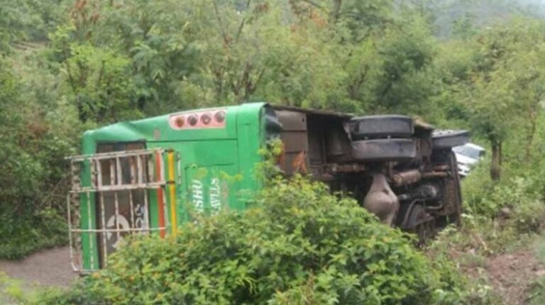 Mandi: मंडी में बड़ा सड़क हादसा! बिलासपुर–मंडी हाईवे पर पलटी बस, 16 यात्री घायल