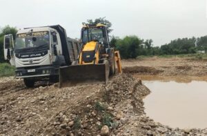 Kangra: सरेला खड्ड में अवैध खनन पर पुलिस का बड़ा एक्शन! जेसीबी और टिपर जब्त, माइनिंग एक्ट के तहत मामला दर्ज