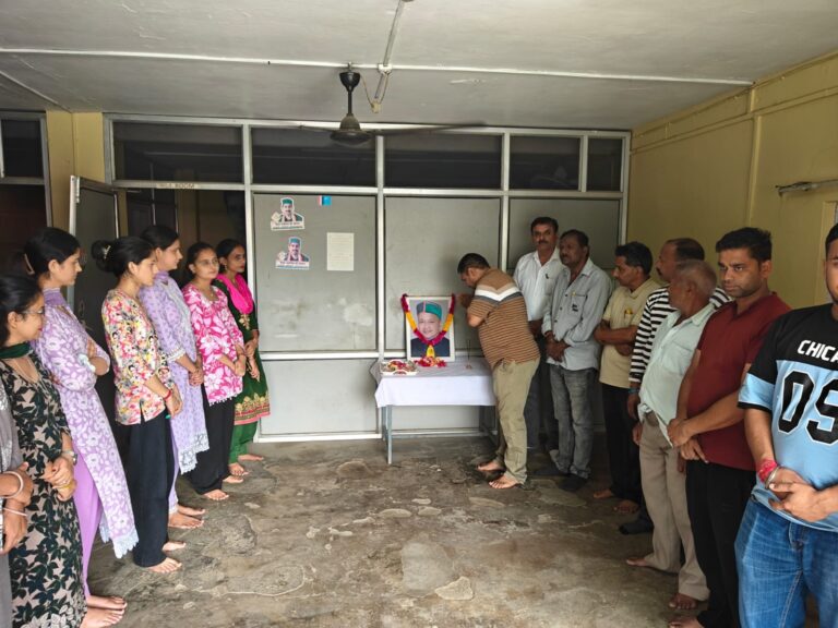 Kangra: शाहपुर में संकल्प दिवस पर पूर्व मुख्यमंत्री वीरभद्र सिंह को दी गई भावभीनी श्रद्धांजलि, कांग्रेस कार्यकर्ताओं ने लिया बड़ा संकल्प