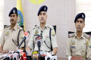 Kangra: टांडा डॉक्टर के घर 73 लाख की चोरी का बड़ा खुलासा! झाड़ियों से मिला 50 तोला सोना, CCTV DVR भी बरामद