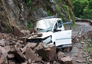 Himachal: चलती कार पर टूटा पहाड़! सोलन में मलबे की चपेट में आई कार, 3 महिलाएं और बच्चा समेत 5 घायल