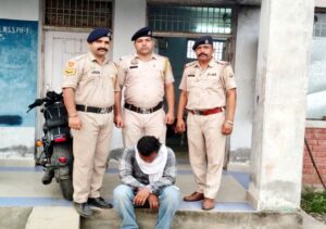 जल शक्ति विभाग का कर्मचारी निकला नशा तस्कर! बाइक से ले जा रहा था 428 ग्राम अफीम, पुलिस ने दबोचा