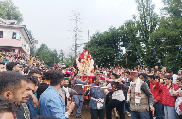महासू देवता के दिव्य मिलन का बना ऐतिहासिक पल, बशला में जयकारों और ढोल-नगाड़ों से गूंजा पूरा क्षेत्र