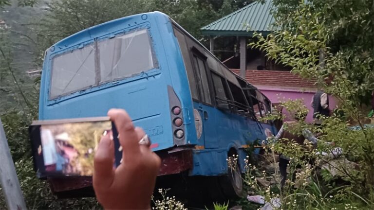 रामपुर में दर्दनाक HRTC बस हादसा: खाई के किनारे अनियंत्रित हुई बस, परिचालक समेत 2 की मौत, कई यात्री घायल