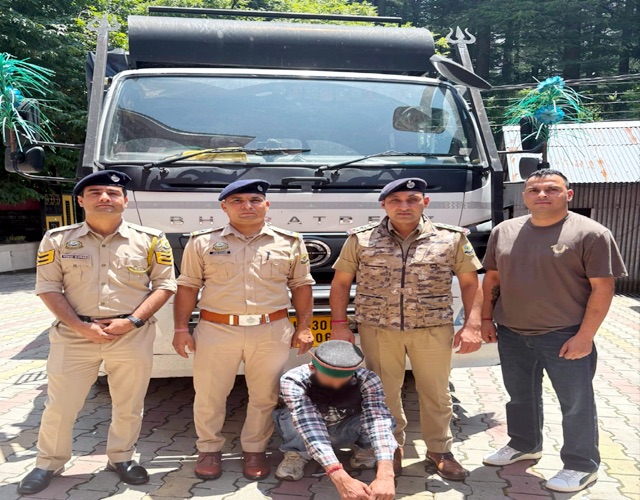 मनाली में शराब माफिया पर बड़ा वार: ट्रक से 100 पेटी रॉयल स्टैग बरामद, चालक गिरफ्तार
