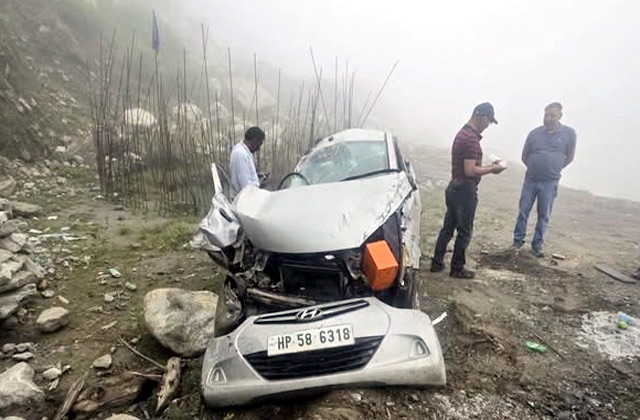 Himachal: मनाली-लाहौल मार्ग पर बड़ा हादसा टला! धुंधी पुल के पास अनियंत्रित होकर दुर्घटनाग्रस्त हुई कार, दो लोग घायल