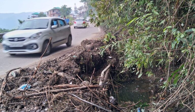 Mandi: जोगिंद्रनगर में बारिश बनी आफत! बंद कलवर्टों से घरों और दुकानों में घुसा पानी, लोगों की बढ़ी परेशानी