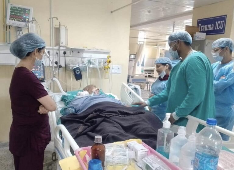 Kangra: टांडा अस्पताल पहुंचीं पूर्व मंत्री सरवीन चौधरी, पूर्व विधायक राम चंद भाटिया का जाना हालचाल; डॉक्टरों से ली स्वास्थ्य की पूरी जानकारी