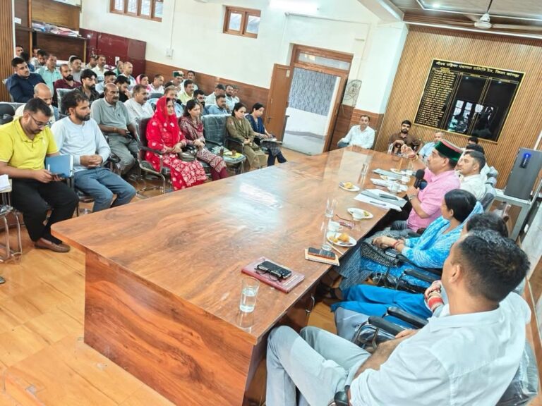 Kangra: शाहपुर में मानसून को लेकर सख्त हुए केवल सिंह पठानिया, सभी विभागों को 24 घंटे अलर्ट रहने के दिए निर्देश