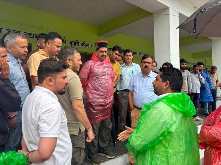 Kangra: शाहपुर की बोह घाटी आपदा में मदद को आगे आया “We R Setu” NGO, प्रभावित परिवारों तक पहुंचाई राहत सामग्री