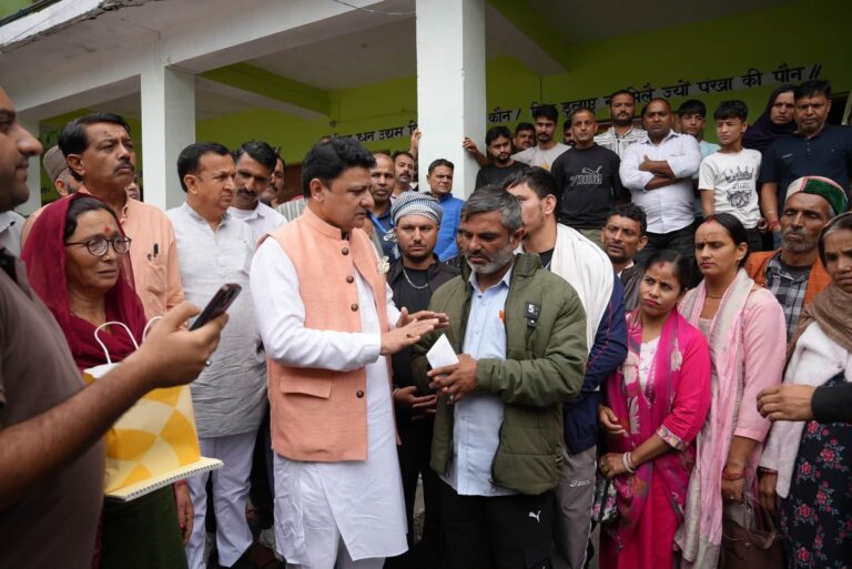 Kangra: शाहपुर के बोह आपदा पीड़ितों के लिए सुधीर शर्मा का बड़ा ऐलान, ₹50-50 हजार सहायता; कमल शर्मा ने भी बांटे ₹5-5 हजार नकद