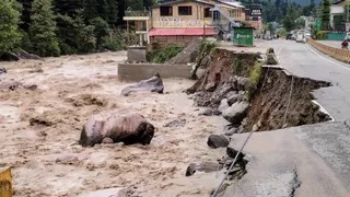हिमाचल में मानसून का कहर! 9 बार फटे बादल, ₹1,000 करोड़ का नुकसान, 108 सड़कें बंद और भारी बारिश का अलर्ट