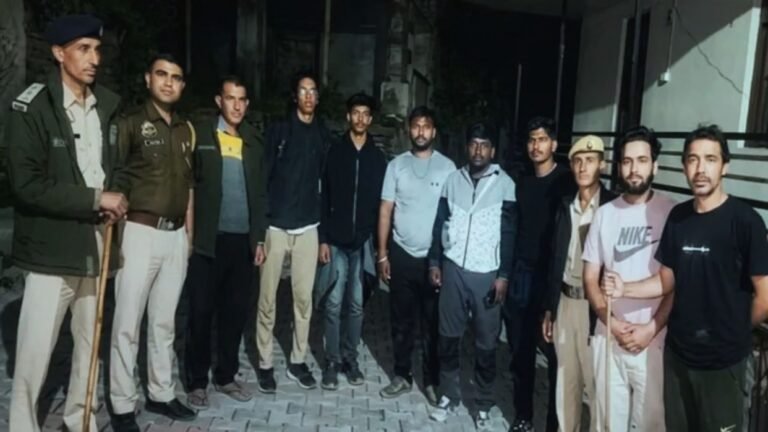 मणिमहेश यात्रा से लौट रहे 5 श्रद्धालु भूस्खलन में फंसे, देर रात पुलिस ने चलाया रेस्क्यू ऑपरेशन