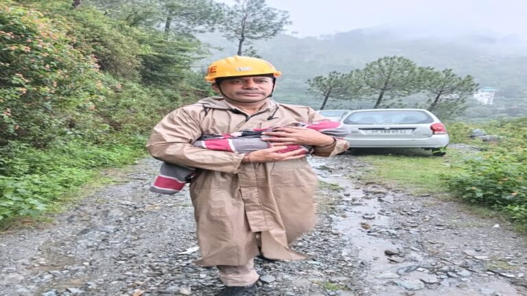 चंबा हादसे की सबसे भावुक तस्वीर: अंतिम सांस तक तीन माह के बेटे को सीने से लगाए रहीं मां, रेस्क्यू टीम भी हो गई भावुक