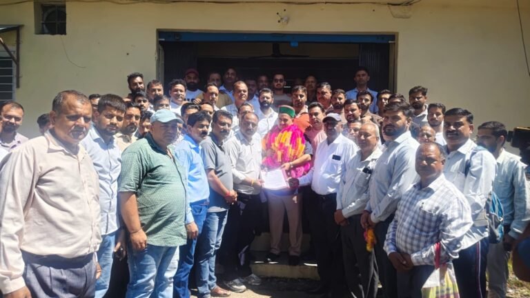 HPSEBL कर्मचारियों की पुरानी पेंशन की मांग तेज, विधायक केवल सिंह पठानिया को सौंपा ज्ञापन