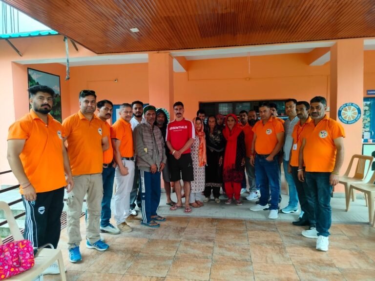 Kangra: बोह आपदा पीड़ितों के लिए बढ़े मदद के हाथ! जय मणिमहेश सेवा दल बद्दी ने मौके पर पहुंचकर दी ₹71 हजार की राहत