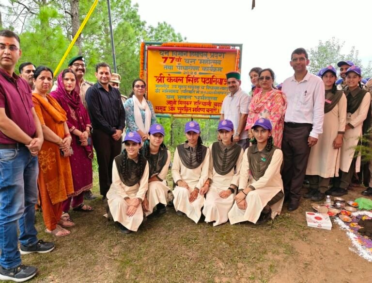 77वें वन महोत्सव में रिड़कमार पहुंचे केवल सिंह पठानिया, देवदार का पौधा रोपकर किया वन महोत्सव का आगाज; सुनीता देवी को 1.23 लाख की FD