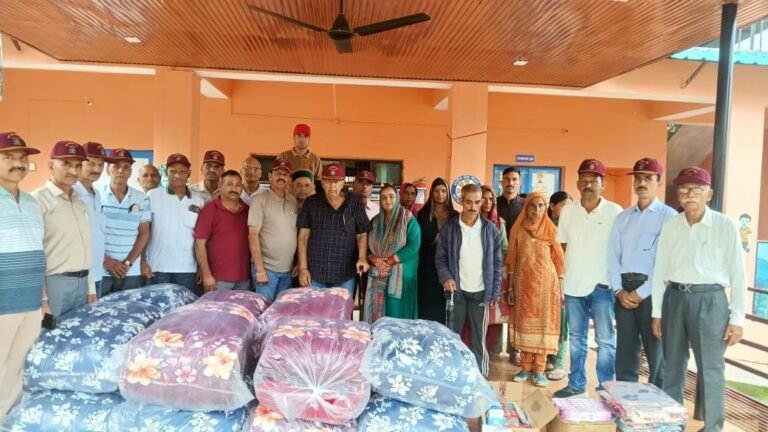 Kangra: आपदा में उजड़े परिवारों के लिए पूर्व सैनिक बने सहारा, बोह घाटी में 31 हजार का घरेलू सामान बांटा