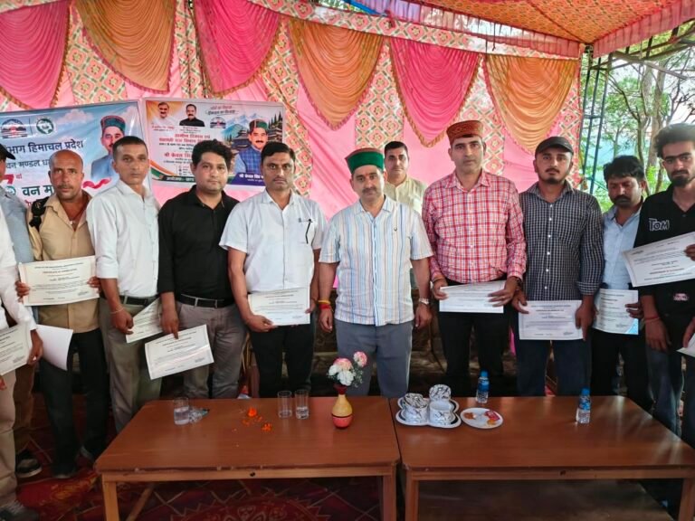 Kangra: शाहपुर विधानसभा क्षेत्र की बोह घाटी आपदा में दिन-रात जुटी जल शक्ति विभाग की टीम सम्मानित, केवल सिंह पठानिया ने अधिकारियों-कर्मचारियों को सराहा