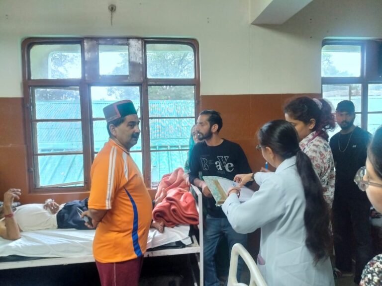 Kangra: दिल्ली की फ्लाइट से पहले अस्पताल पहुंचे केवल सिंह पठानिया, सुबह 6:30 बजे से जनसमस्याओं के समाधान में जुटे