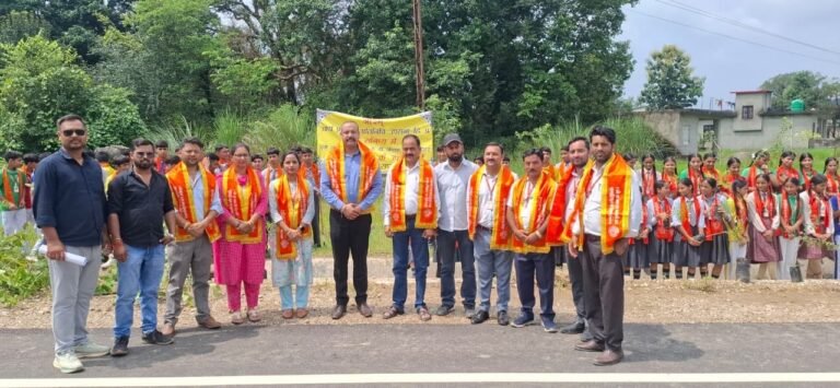 Kangra: शाहपुर में DAV स्कूल गोझू का पर्यावरण संदेश, वेद प्रचार सप्ताह में लगाए 100 पौधे; NHAI टीम ने भी दिया सहयोग