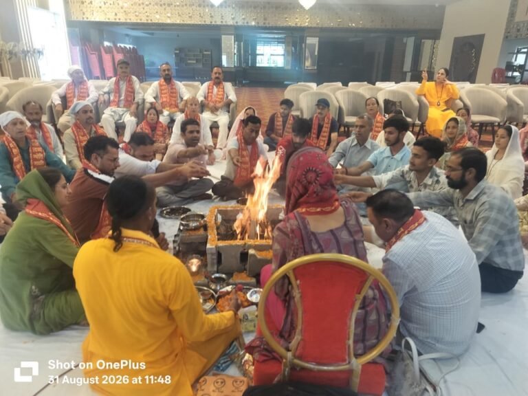Kangra: शाहपुर में श्रीमद्भागवत कथा के बाद हवन यज्ञ की पूर्णाहुति, साध्वी भाग्यश्री भारती, जसवीर भारती, राकेश चौहान, रवि दत्त शर्मा समेत कथावाचक साध्वी बहनों, अन्य यजमानों और श्रद्धालुओं ने परिवार सहित लिया हिस्सा
