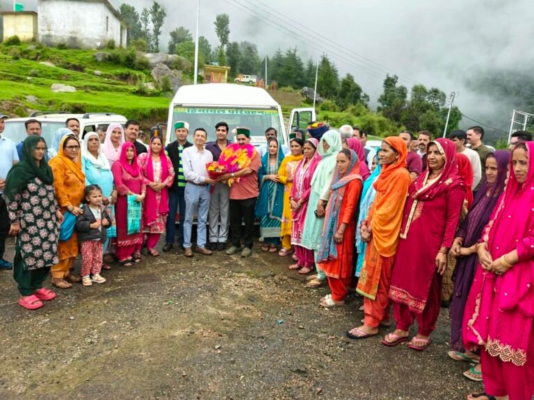 Kangra: आजादी के 79 साल बाद करेरी गांव पहुंची बस, 28 सीटर सेवा शुरू होते ही ग्रामीणों में खुशी की लहर