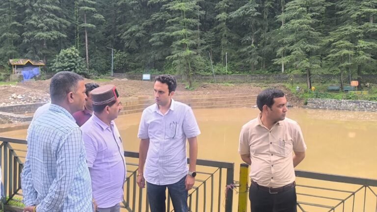Kangra: वर्षों की समस्या का समाधान, राधाष्टमी पर बदली डल झील की तस्वीर; विधायक केवल सिंह पठानिया के प्रयासों से रिसाव पर लगी रोक