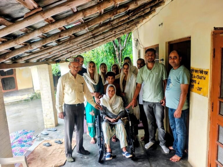 Kangra: जरूरतमंद महिला की मदद को आगे आए विधायक केवल सिंह पठानिया, व्हीलचेयर उपलब्ध कर पेश की मानवता की मिसाल